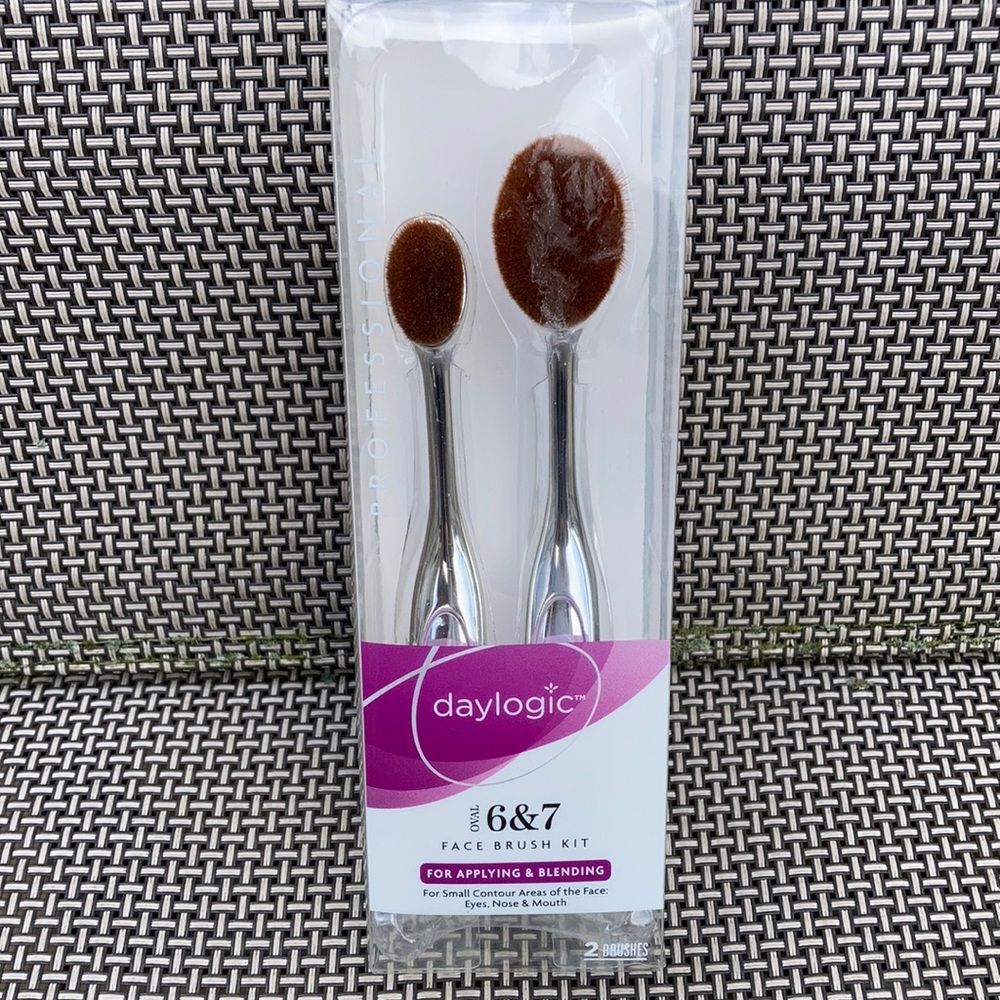 ⚜️Daylogic Oval Face Brush Kit #6&7! NWT!